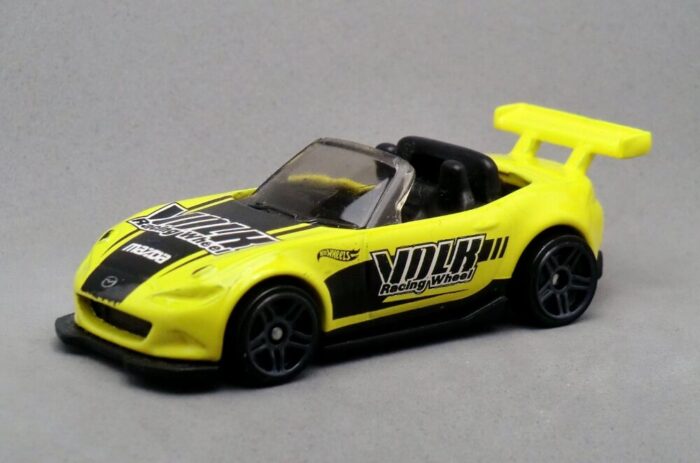 Hot Wheels '15 Mazda MX-5 Miata (DTX65) - Image 2