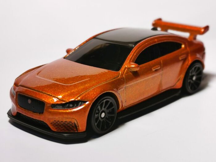 Hot Wheels Jaguar XE SV Project 8 (FYB40) - Image 2