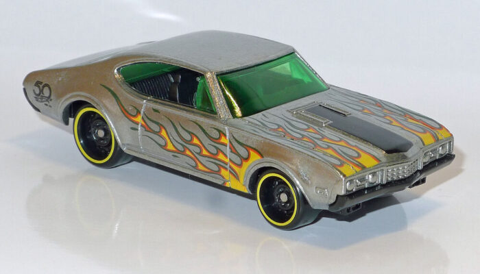 Hot Wheels Olds 442 (FRN28) - 50th Anniversary Zamac Series - Image 2