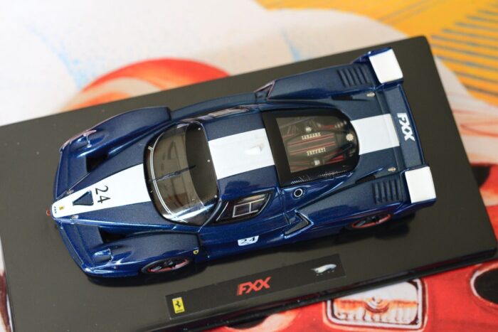 [Imported] Hot Wheels Elite - Ferrari FXX #24 year 2006 Tour de France blue with white stripes 1:43 Scale - Image 5