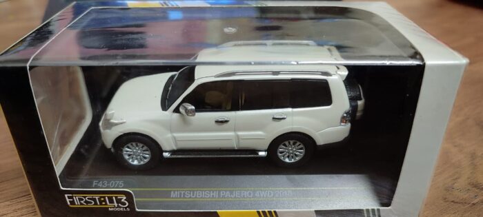 F43075 - Mitsubishi Montero - 4 First 43 Mitsubishi Pajero 4WD 2010 Pearl White 1:43 Scale - Image 4