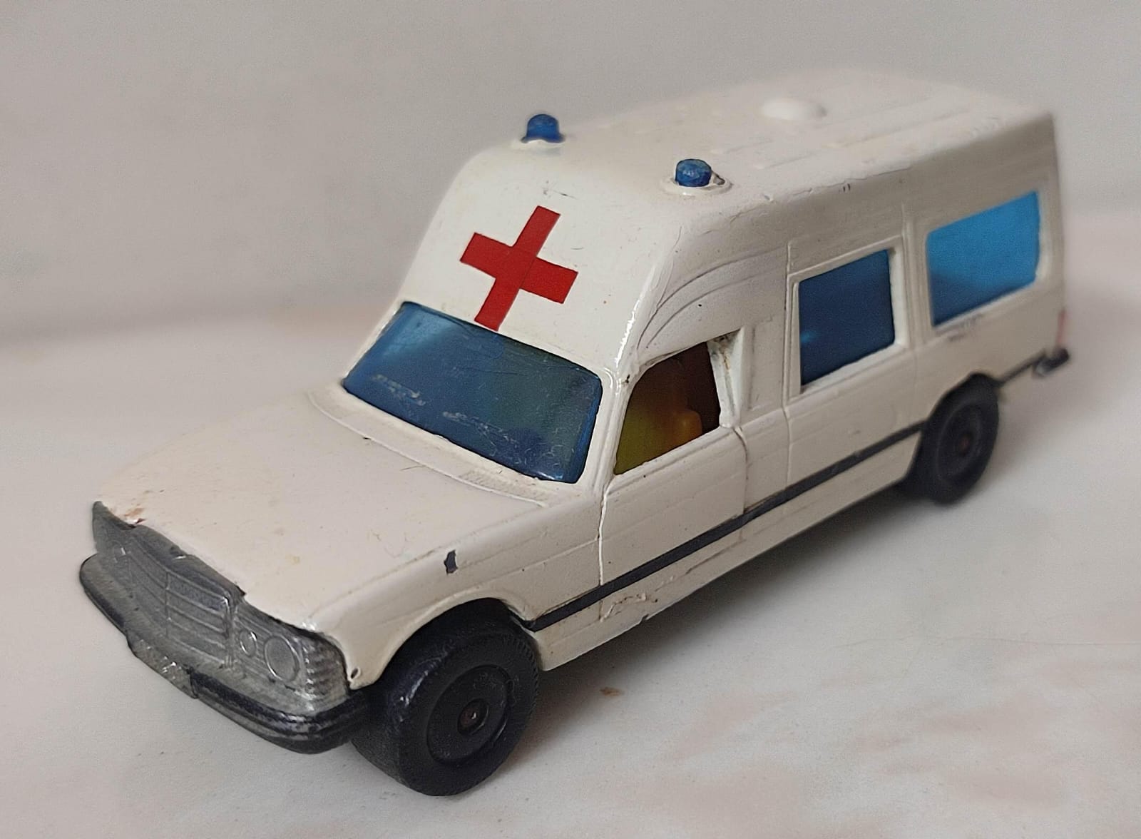 WhatsApp Image 2025-07-16 at 21.20.55 Siku - Mercedes Ambulance. - Image 1