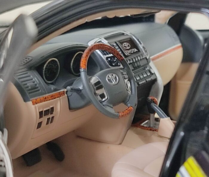 Toyota Land Cruiser 200 1:18 Scale Model. - Image 2