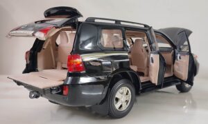 Toyota Land Cruiser 200 1:18 Scale Model. - Image 3