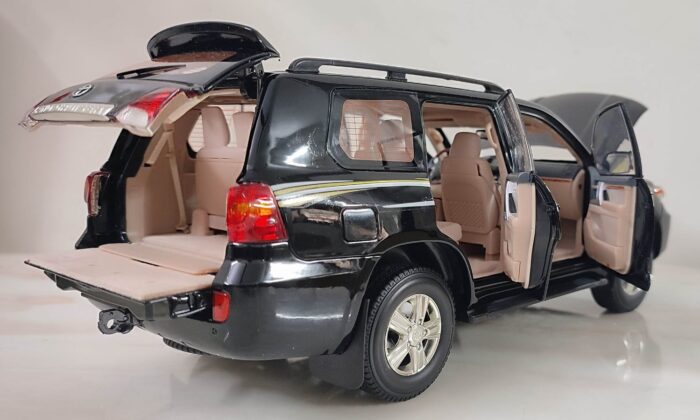 Toyota Land Cruiser 200 1:18 Scale Model. - Image 3