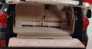 Toyota Land Cruiser 200 1:18 Scale Model. - Image 6
