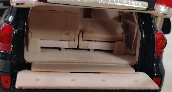 Toyota Land Cruiser 200 1:18 Scale Model. - Image 6