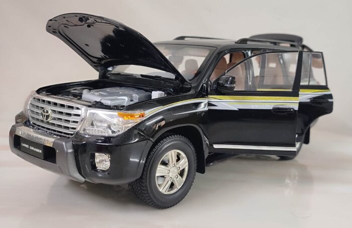 Toyota Land Cruiser 200 1:18 Scale Model. - Image 4