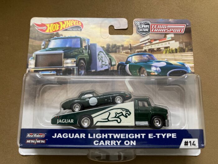 Hot Wheels Team Transport #14 - Jaguar Lightweight E-Type - Carry On - FYT13 (Imported) - Image 1