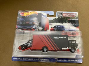 Hot Wheels Team Transport #27 - Nissan Skyline GT-R BNR32 - Sakura Sprinter - GRK55 (Imported)