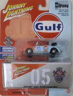 Johnny Lightning Gulf - 1975 Volkwagen Super Beetle Convertible (05247).