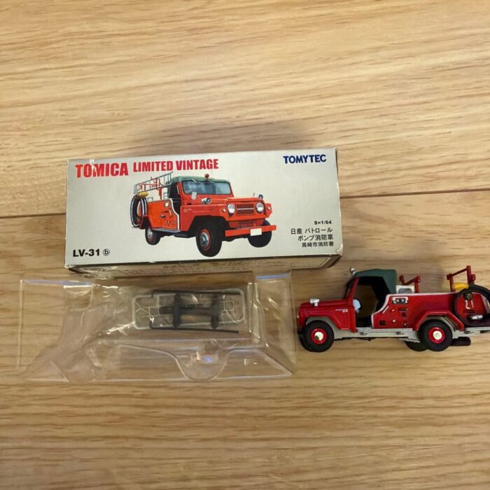 Tomica Limited Vintage LV-31b Nissan Patrol Takasaki City Fire Department Truck (Red) - Image 3