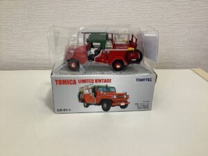 Tomica Limited Vintage LV-31b Nissan Patrol Takasaki City Fire Department Truck (Red) - Image 5