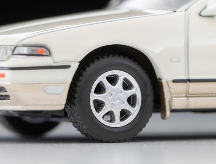 Tomica Limited Vintage Neo LV-N319c Nissan Sephiro Town Ride SV White/Beige - Image 6