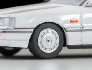 Tomica Limited Vintage Neo LV-N351a Nissan Skyline 4-Door HT 1800 Passage White - Image 5