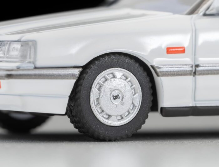 Tomica Limited Vintage Neo LV-N351a Nissan Skyline 4-Door HT 1800 Passage White - Image 5