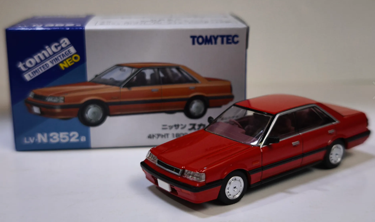 Untitled Tomica Limited Vintage - Nissan Skyline 4-Door HT 1800 (LV-N352a). - Image 1
